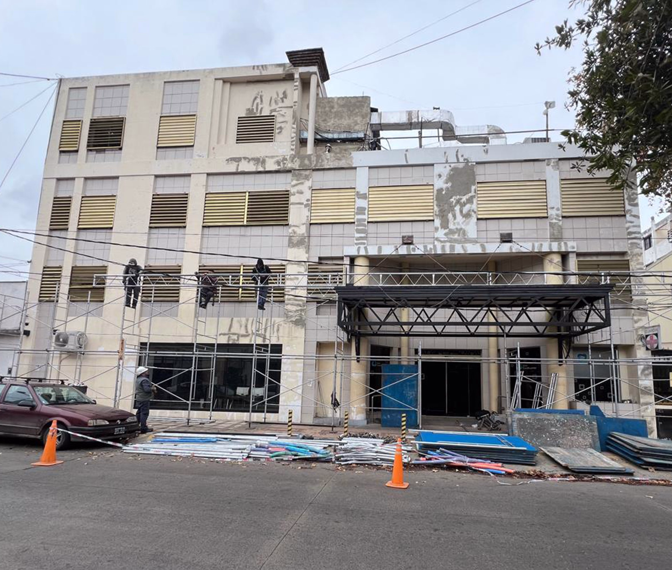 Fachada de la Clínica Santa Clara en Morón antes de la puesta en valor, con andamio y frente desgastado