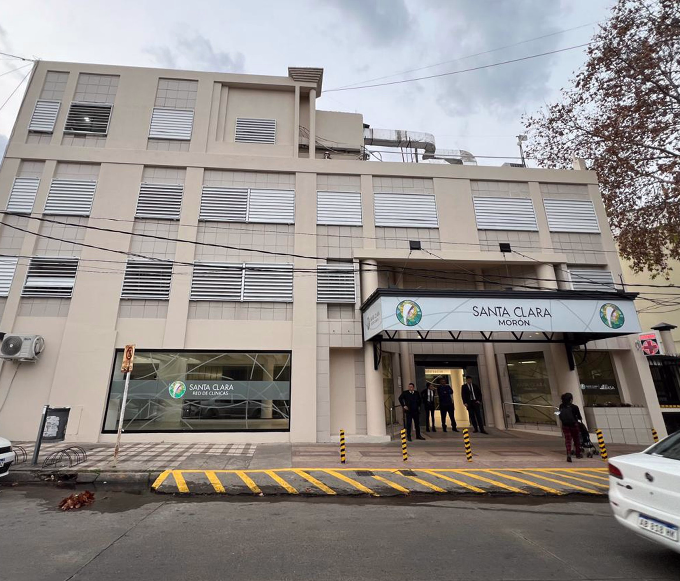 Fachada renovada de la Clínica Santa Clara en Morón, con marquesina y cartel de acceso