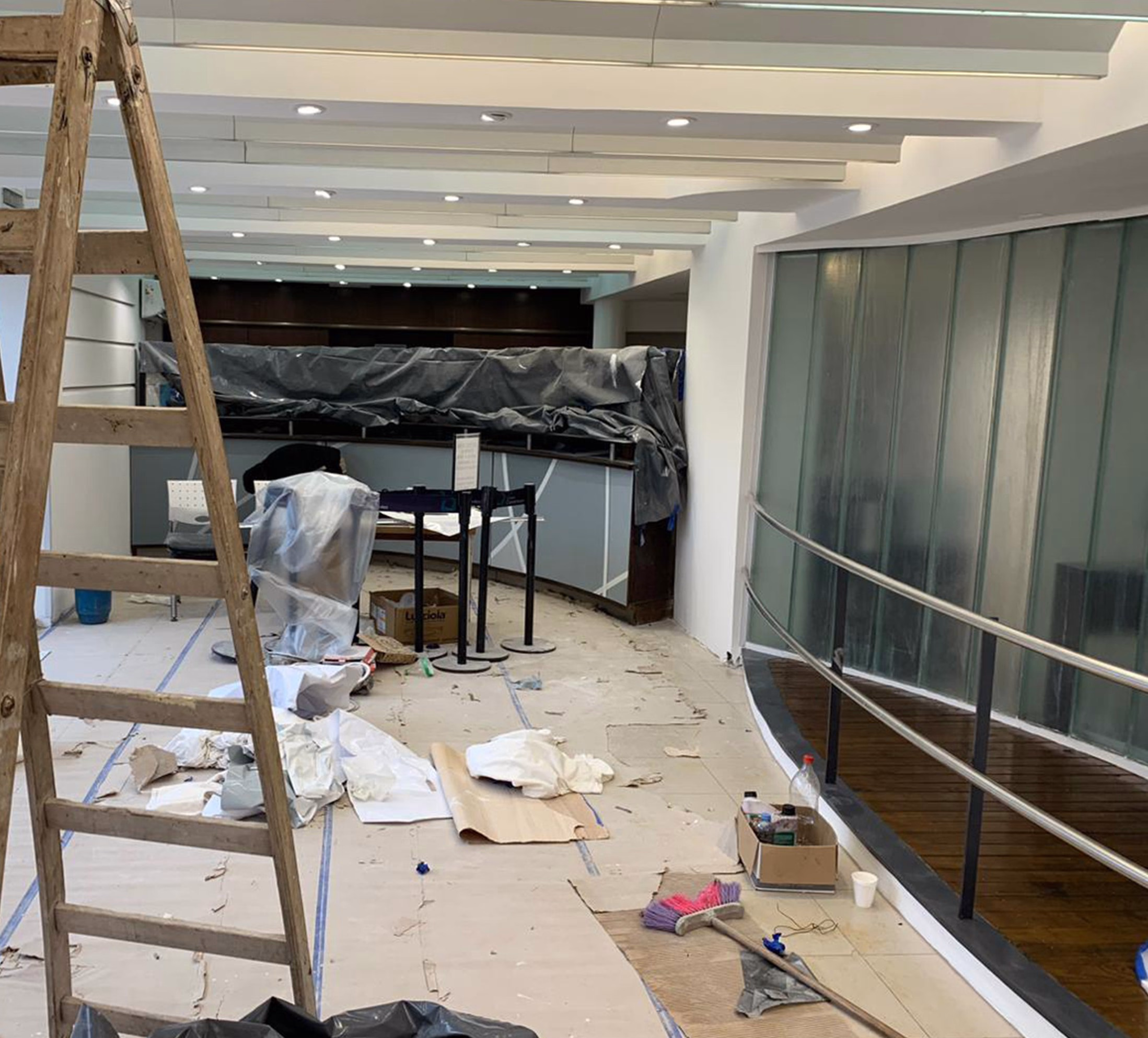 Hall de ingreso de la Clínica Santa Clara en obra, con protector de piso y mostrador tapado