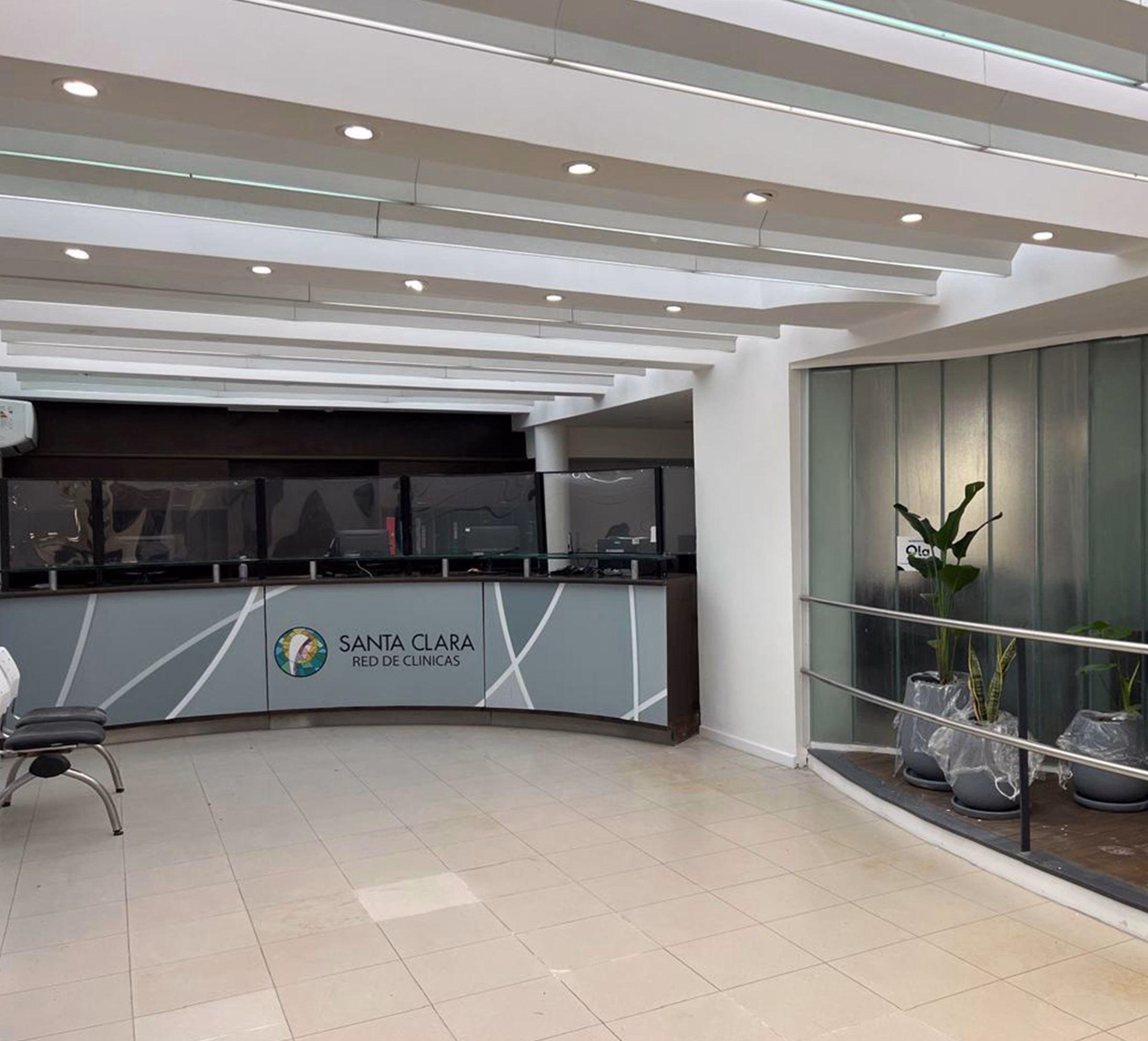 Hall de ingreso terminado de la Clínica Santa Clara, con mostrador y logo institucional