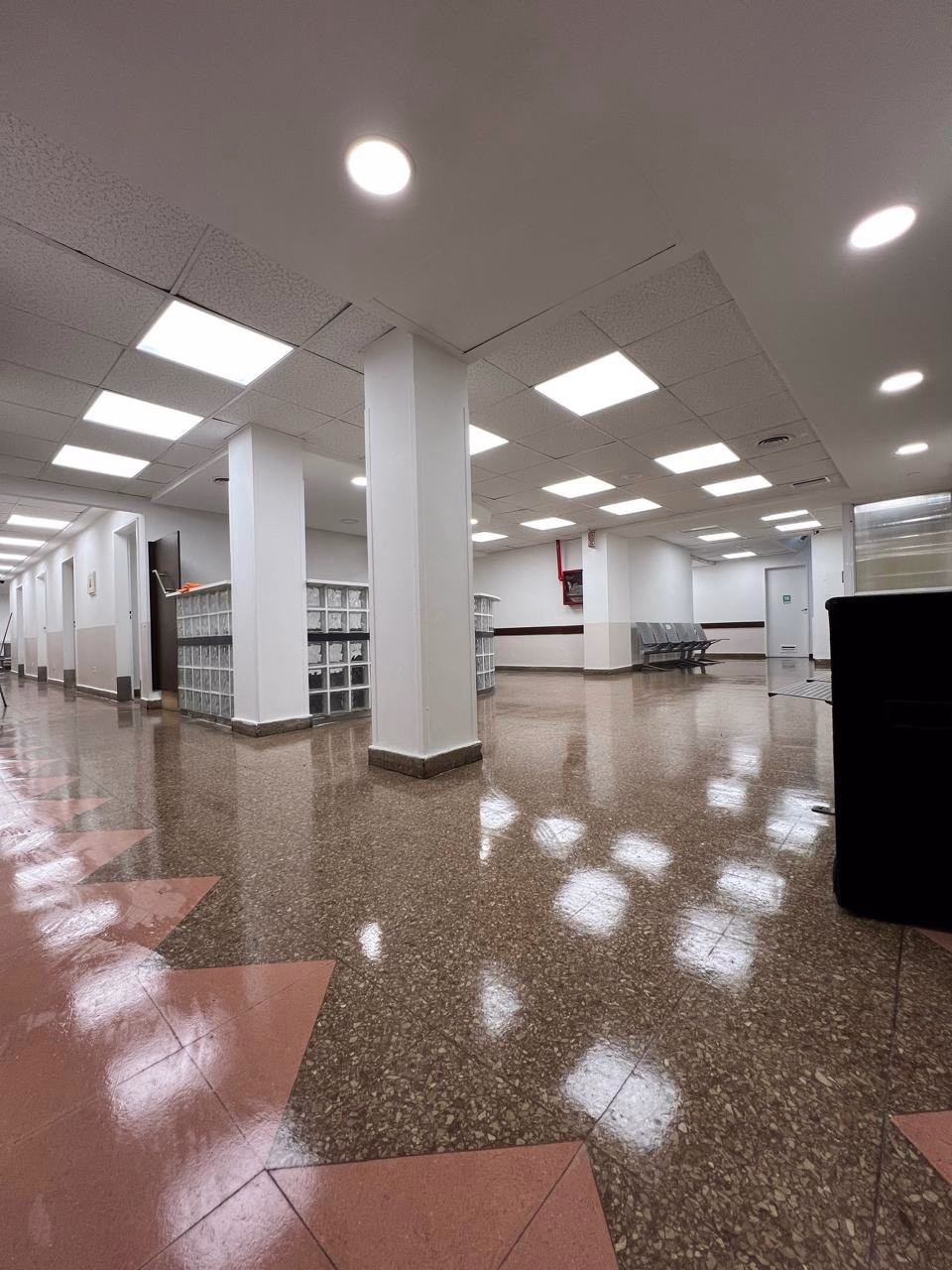 Hall de la Clínica Santa Clara, con columnas, cielorraso nuevo y solado pulido