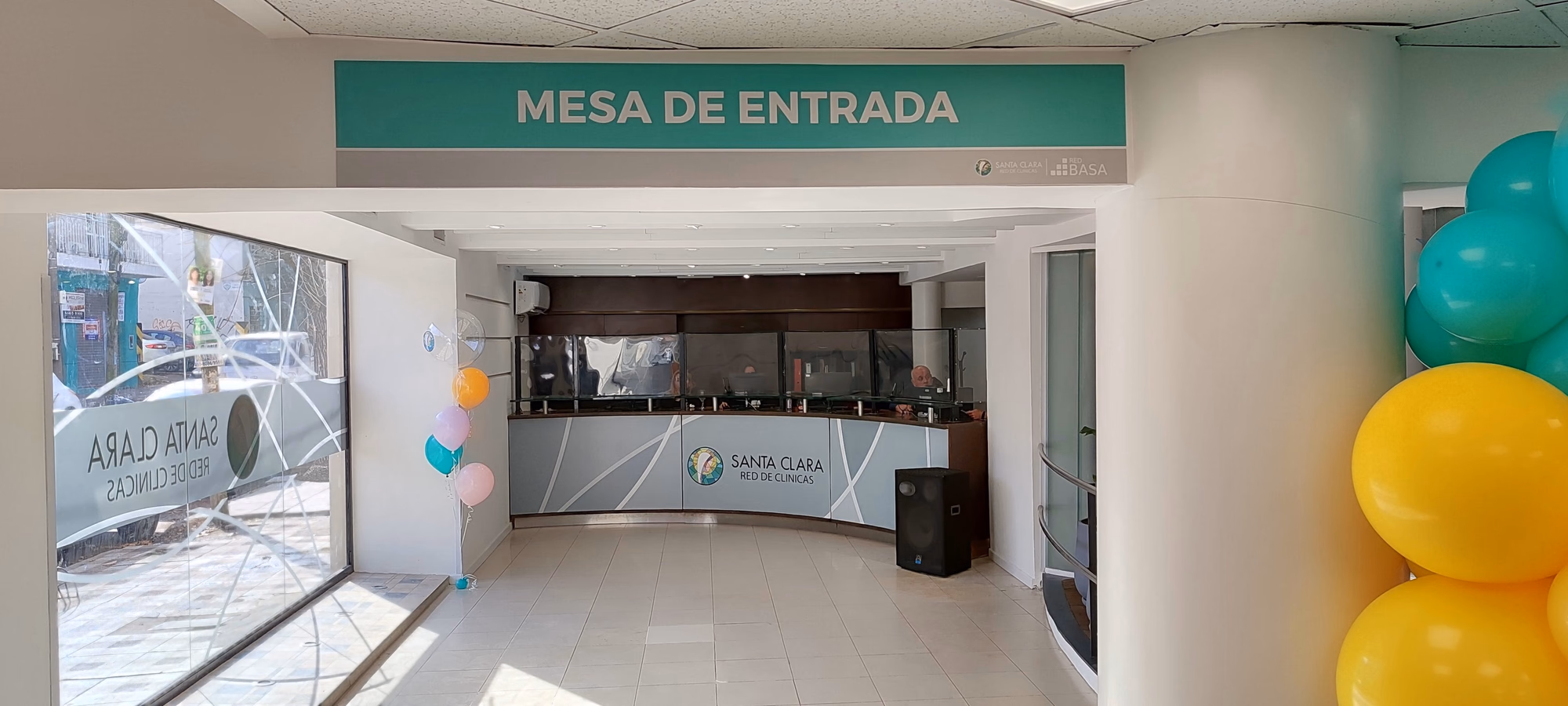 Mesa de entrada de la Clínica Santa Clara, con mostrador y acceso