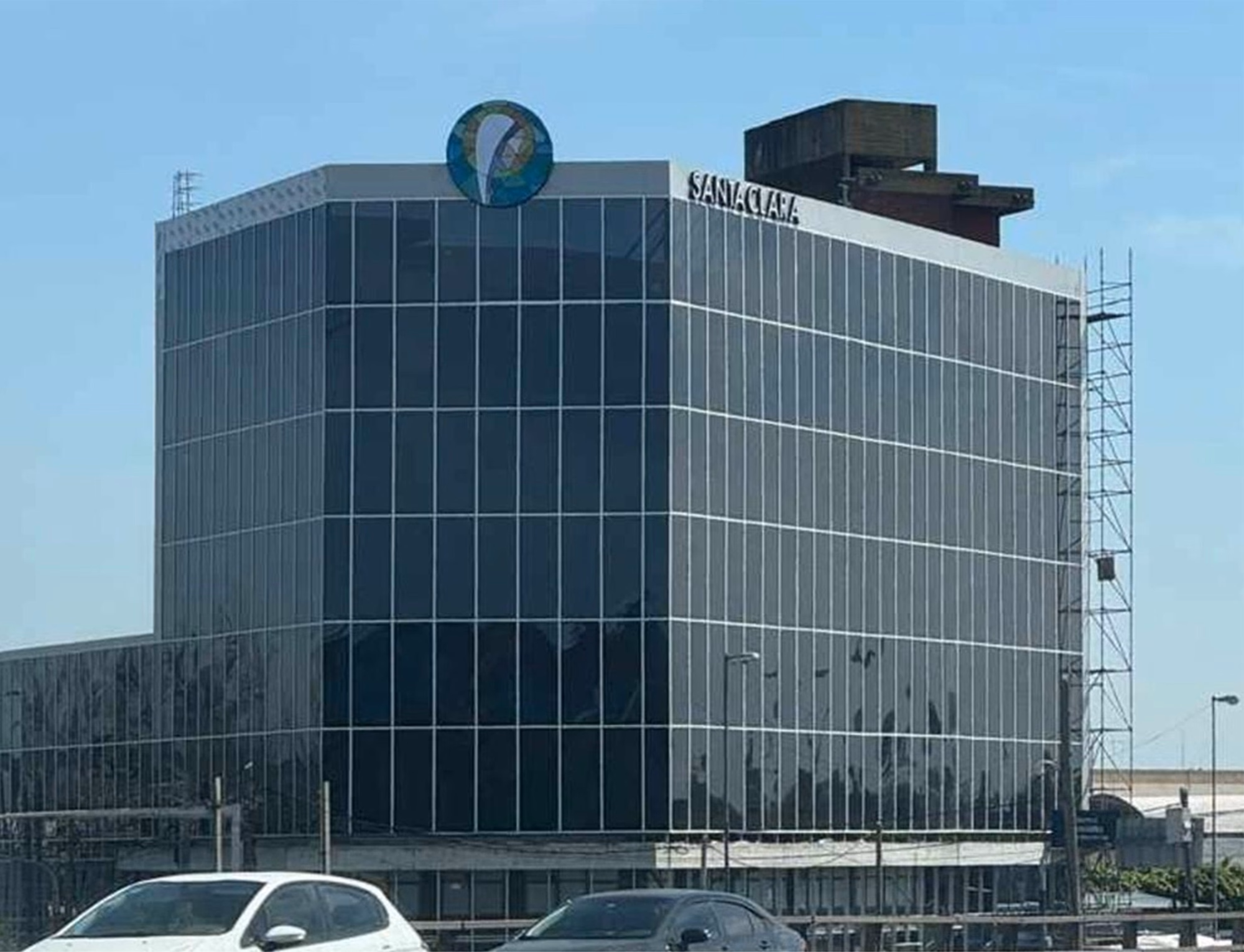 Fachada de El Talar después, con piel de vidrio y cartel Santa Clara