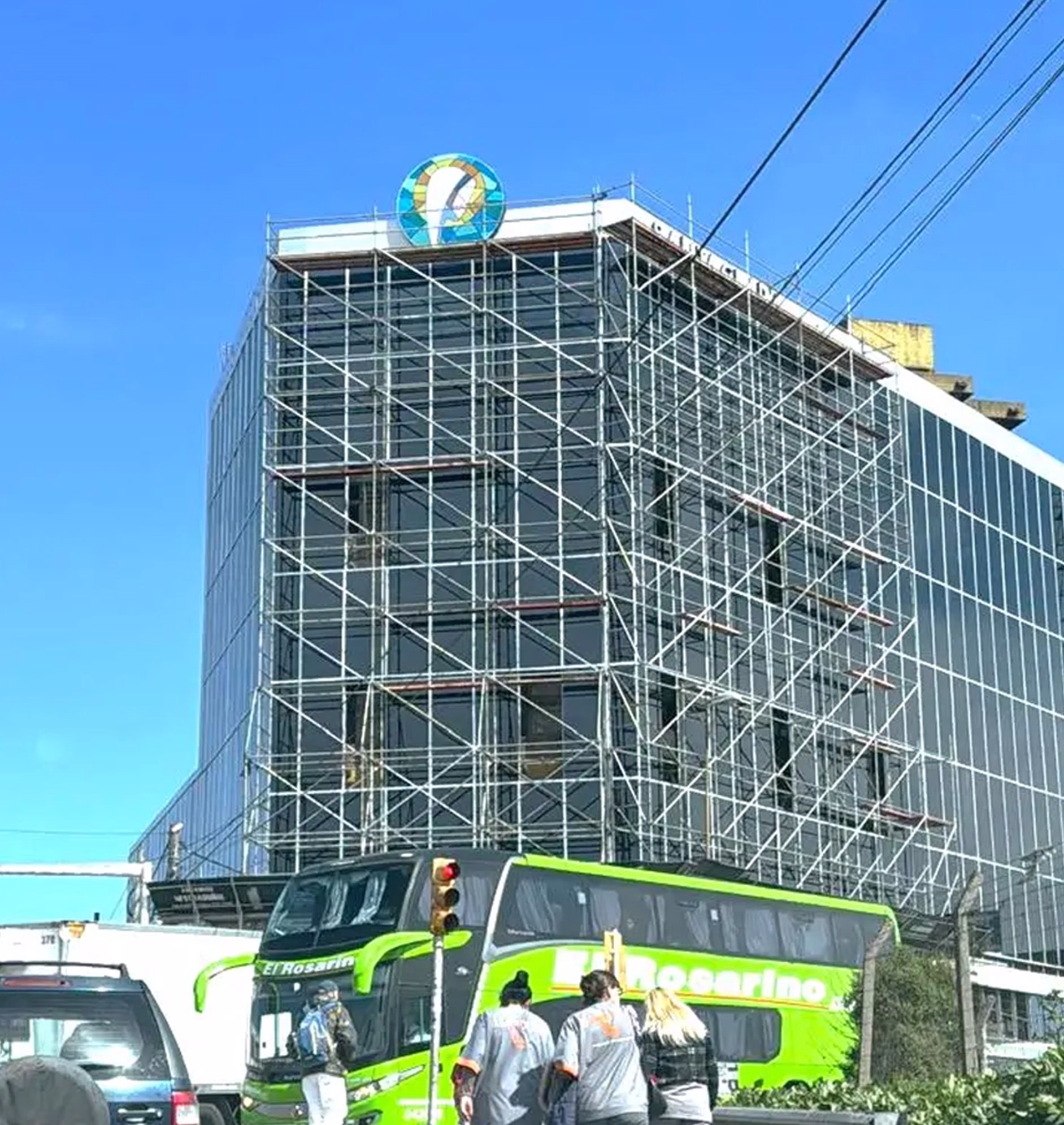 Piel de vidrio de la Clínica Santa Clara en El Talar en proceso de montaje