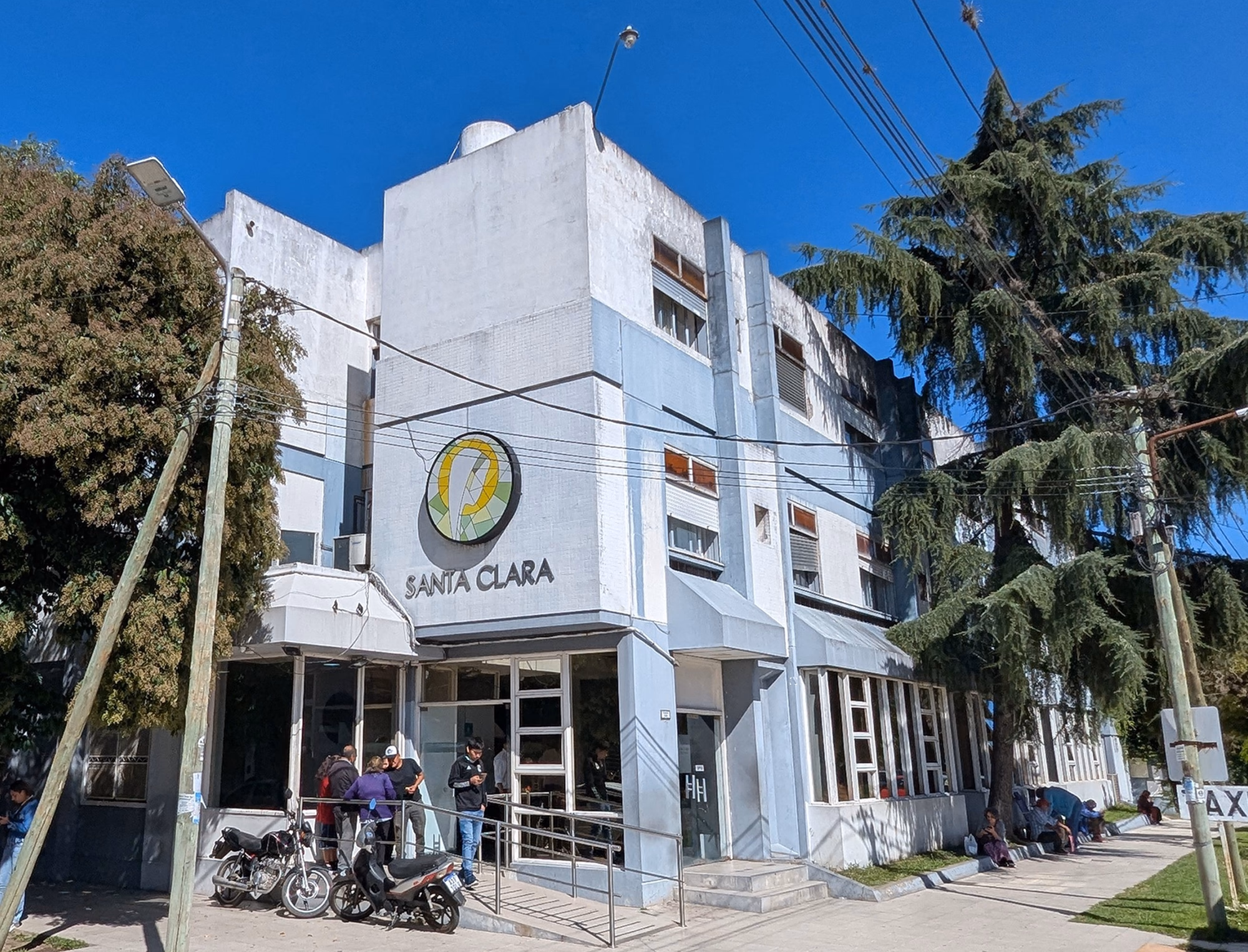 Fachada de la Clínica Santa Clara en Florencio Varela antes de la puesta en valor