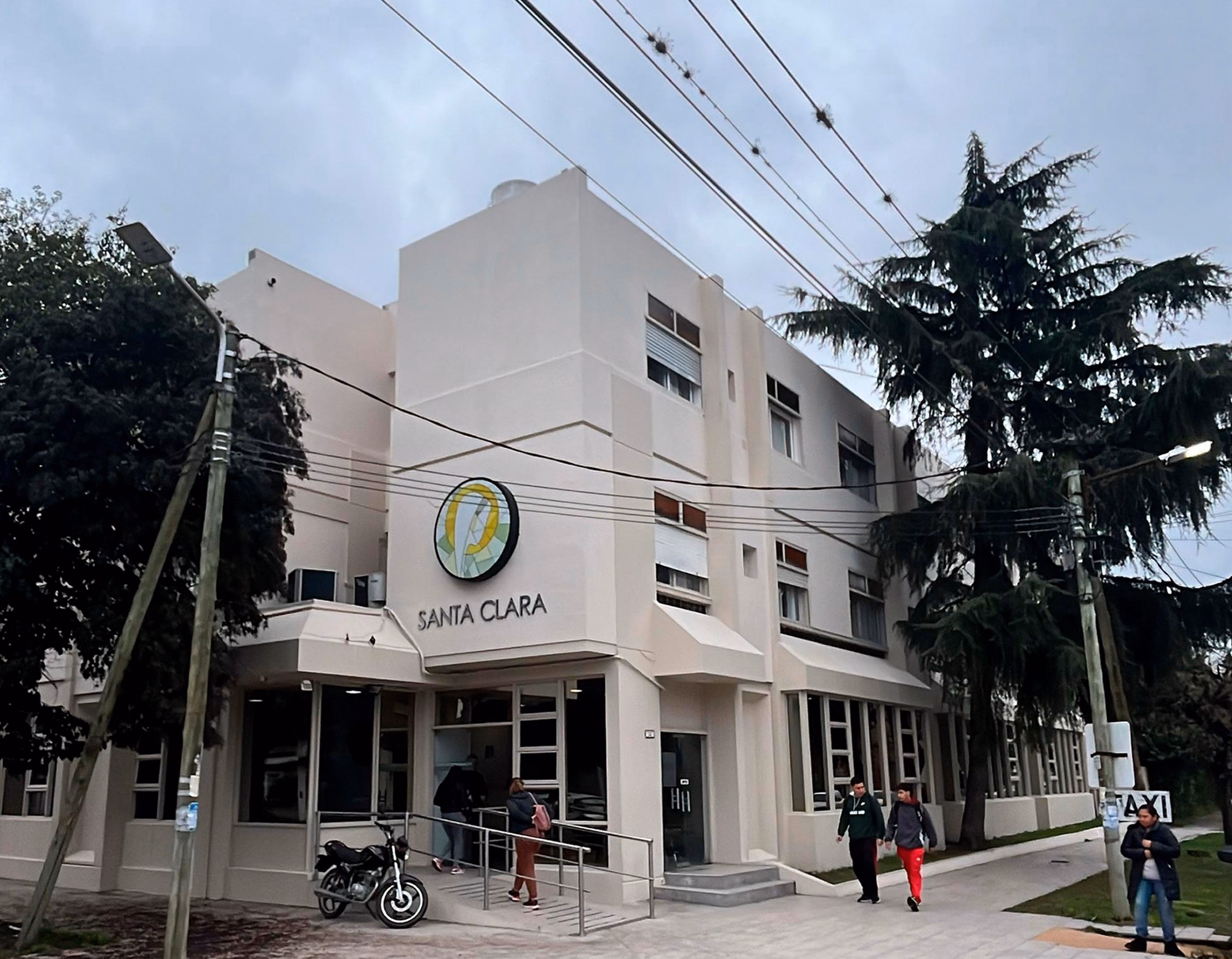 Fachada renovada de Florencio Varela, con acceso y cartel institucional