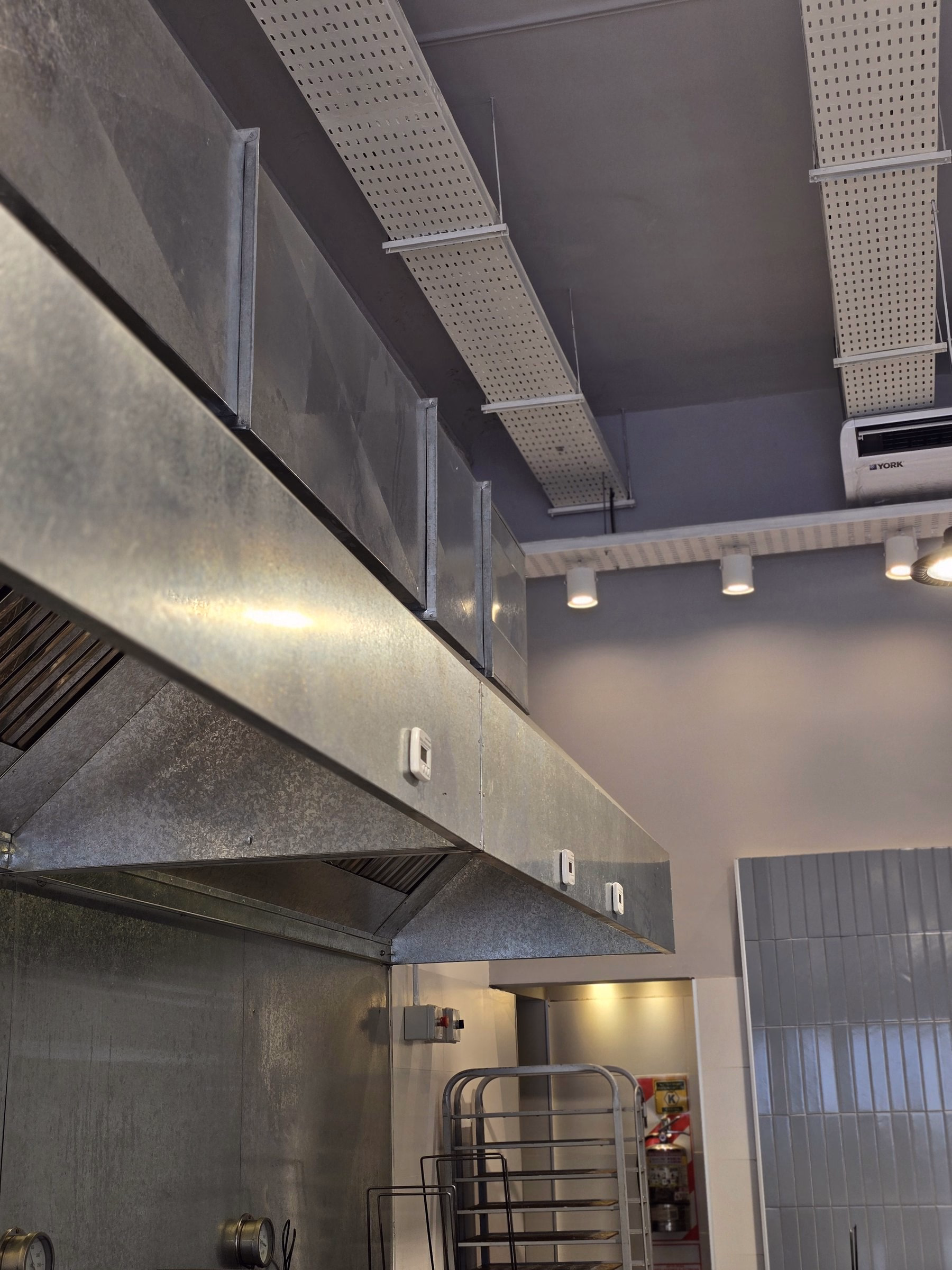 Campana y cocina de producción de El Topo I, con el cielorraso técnico a la vista