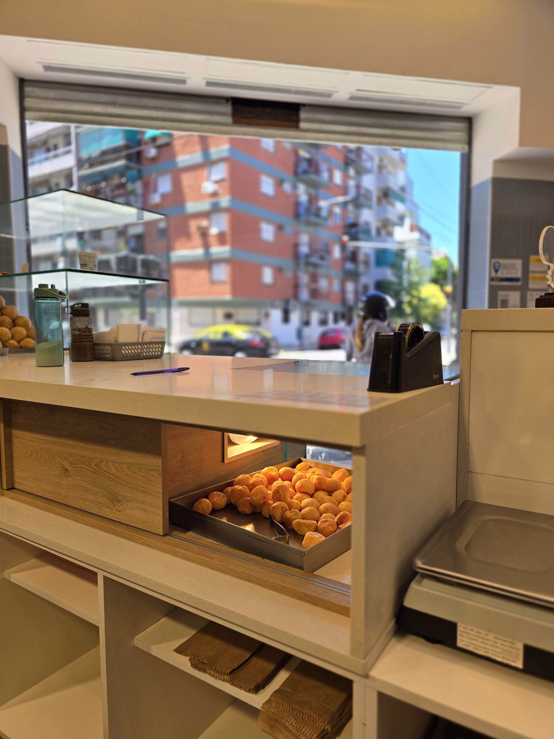 Pase de El Topo I hacia la calle, con bandeja de churros y la ventana abierta a Floresta