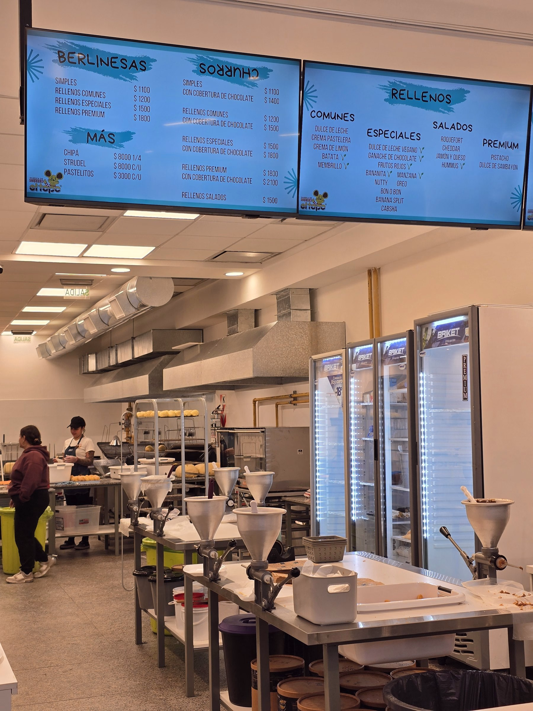 Cocina de producción de El Topo II, con líneas de trabajo, heladeras y campana